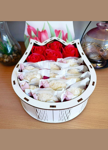 Бокс з цукерками та трояндами для дівчини на день закоханих 8 березня день народження (ar247) No Brand (341252312)