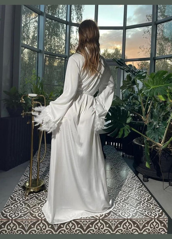 Халат атласний довгий Казкова жіночий вільного крою з декором пір'ям No Brand Халат довгий з пір`ям Fairytale (339869497)