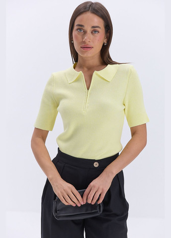 Жіноча в`язана футболка поло з блискавкою світло-бежева Arjen - (330988560)