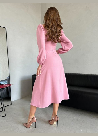 Розовое повседневный розовое приталенное платье с разрезами ISSA PLUS однотонное