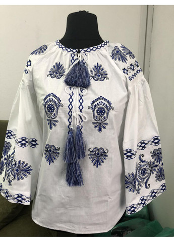 Біла жіноча вишиванка з синьою гладдю на молочній бавовняній бязі з широкими рукавами та етнічними китицями, s бязь (301033782)
