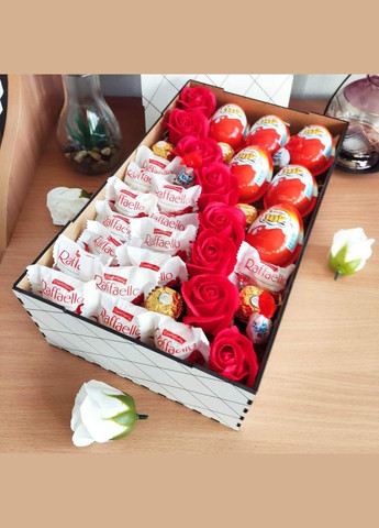 Подарунковий бокс з кіндерами, цукерками та трояндами для дівчини на новий рік день народження 8 березня (ar113) No Brand (315888826)