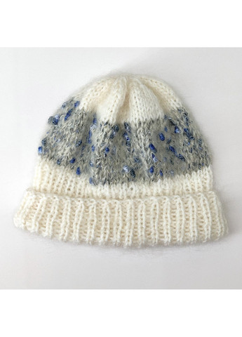 Мягкая женская шапка ручной работы от, белая с отворотом, с декоративным букле на сером фоне, 50–58 см. PRIGRIZ (368338081)