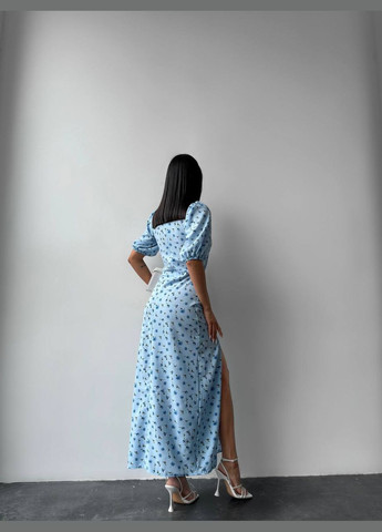 Блакитна красива ніжна літня сукня із софту в квітковому принті, блакитна довга сукня з розрізом від стегна та коротким рукавом No Brand