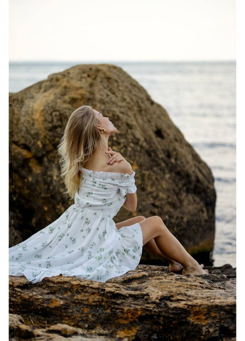 Белое хлопковое платье miranda с открытыми плечами цвет мимоза на белом milirud