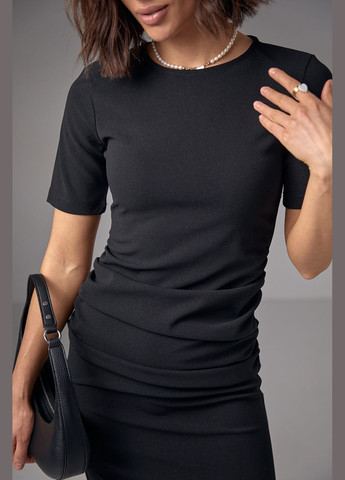 Чорна ділова силуетна сукня міді з драпіруванням - чорний Lurex