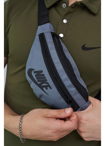 Сіра поясна сумка бананка Nike чорне лого накатка спортивна нагрудний месенджер через плече чоловіча міська на пояс найк No Brand (401852663)