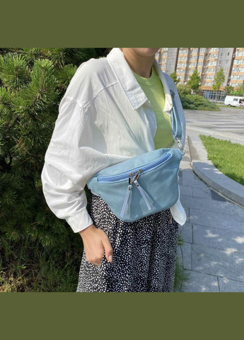 Модна жіноча сумочка бананка на груди бузкова Блакитний No Brand (335053679)
