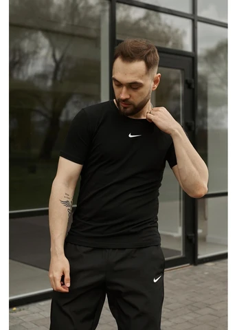 Чорна футболка nike Vakko