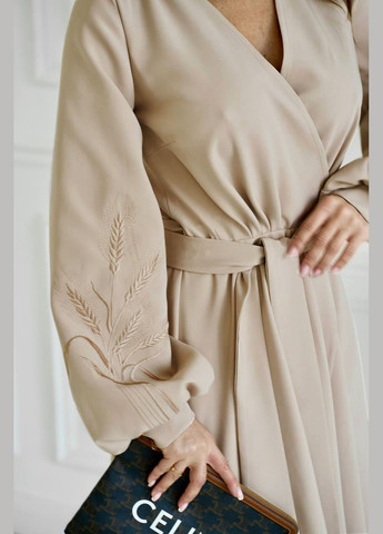 Бежева святковий, коктейльна, ділова, кежуал, вечірня стильна вишукана жіночна сукня на запах з дизанерською вишивкою на запах InFashion однотонна