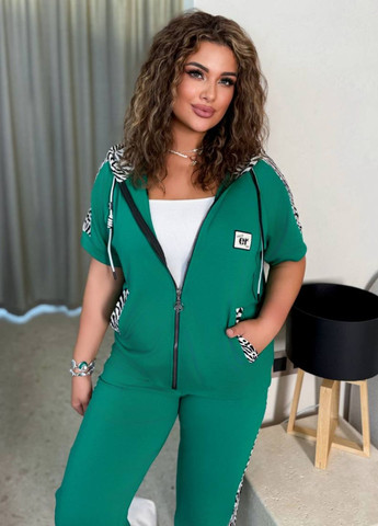 Вишуканий повсякденний костюм двійка з анімалістичними вставками: кофта на блискавці з капюшоном + вкорочені джогери Україна (344448377)