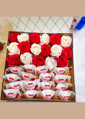 Подарунковий набір із цукерок Raffaello і троянд для дівчини (ar9) No Brand (315888792)