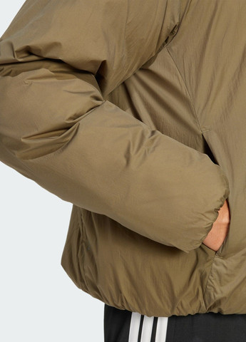 Зелена демісезонна пуховик essentials climawarm puffer adidas