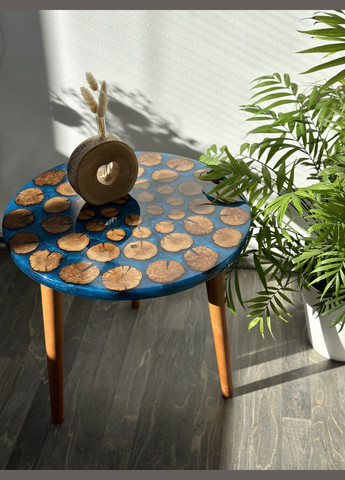 Великий кавовий стіл з епоксидної смоли та дерева 50 см з ривером блакитного кольору KorriArt (315638041)