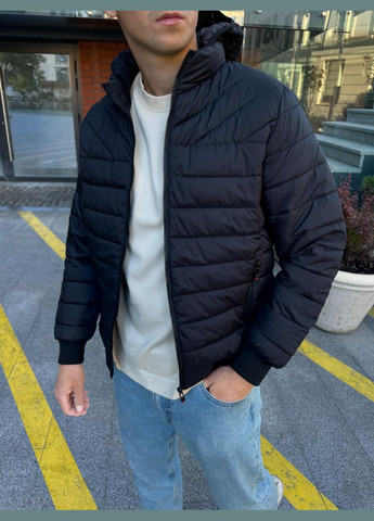 Чорна демісезонна топова осіння куртка стьоганка з відстібним капюшоном Vakko