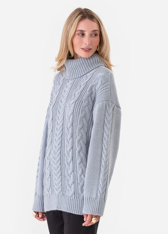 Світло-сірий жіночий светр об’ємної в'язки «косами» та коміром-гольф. SVTR