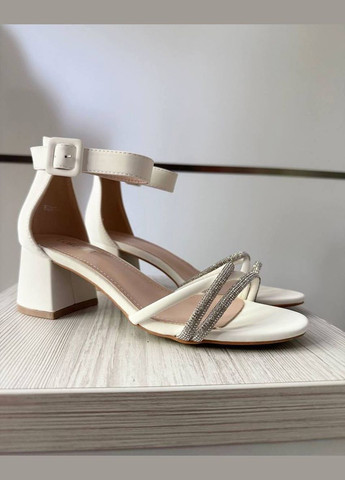 Белые эффектные женские босоножки No Brand