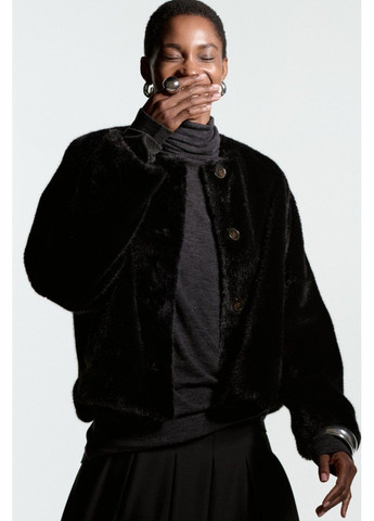 Черная демисезонная женская укороченная куртка из эко-меха н&м (58554) xs черная H&M