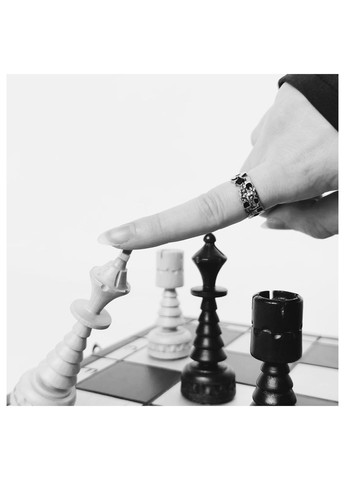 Колечко з шаховим візерунком готичне з чорним камінцем химерна каблучка фентезі стиль срібляста масивна унісекс кільце fairycore No Brand (331900726)