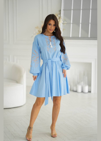 Голубое льняное платье с вышивкой и поясом No Brand