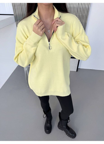 Светло-желтый зимний удлиненный женский свитер оверсайз с молнией на воротнике. MonCher