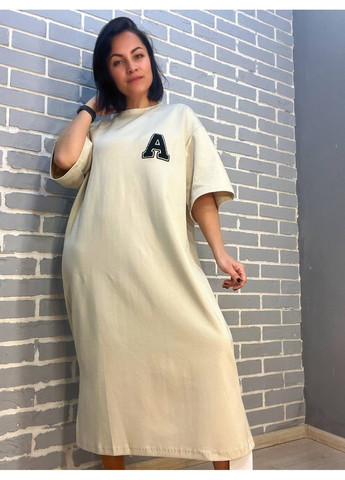 Світло-бежева сукня жіноча a-n 2506 довга оверсайз розріз з боку нашивка попереду літера "а" No Brand