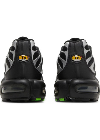 Чорні всесезонні кросівки air max plus tn black silver green strike — dr0139-001 Nike