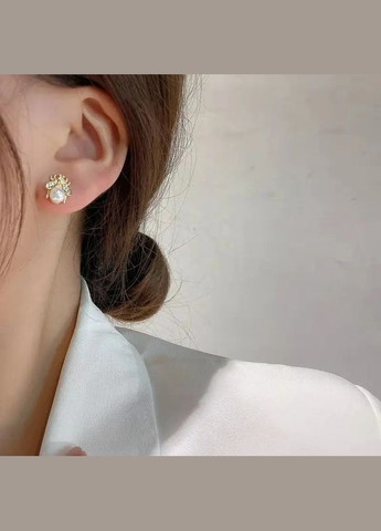 Золотисті сережки-гвоздики «Бджола і перлина», 1.5 см LuxAurum047 Liresmina Jewelry (335018132)