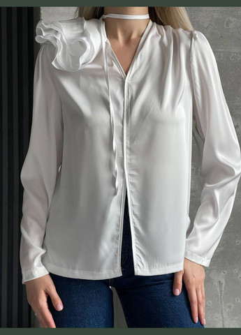 Белая демисезонная трендовая блуза с цветком-чокером Vakko