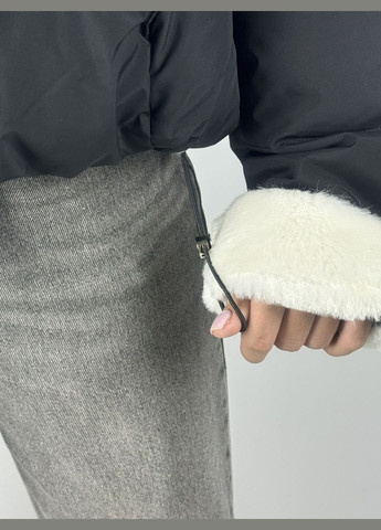 Чорна куртка жіноча, чорного кольору, комбинована еко шкіра з курточкою тканиною, укорочена, з капюшоном, відділка білим хутром Lady yep