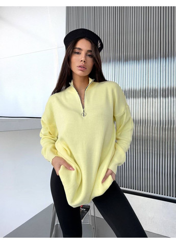 Светло-желтый зимний удлиненный женский свитер оверсайз с молнией на воротнике. MonCher