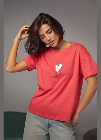 Коралова літня жіноча футболка прикрашена серцем з бісеру та страз 2404 з коротким рукавом Lurex