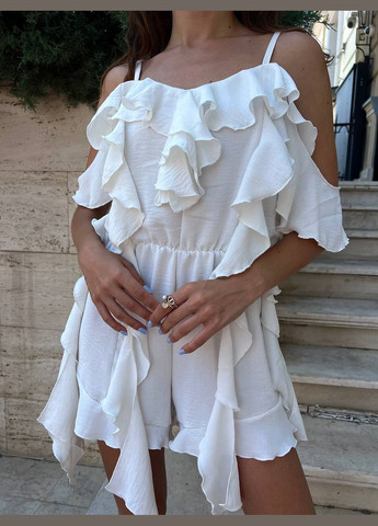 Жіночий комбінезон-шорти на бретелях з рюшами MonCher комбінезон-шорти молочний коктейльний креп