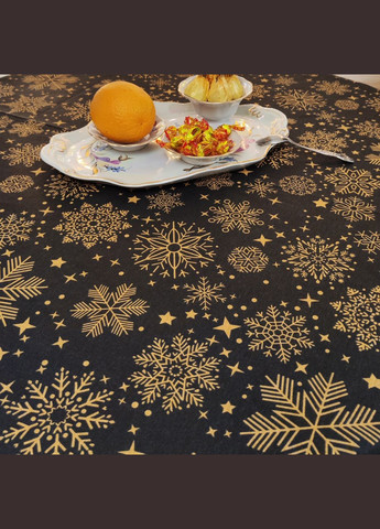 Новорічна скатертина на овальний стіл водовідштовхувальна з тефлоновим покриттям з сніжинками на чорному фоні 120х160 Maystat (305390635)