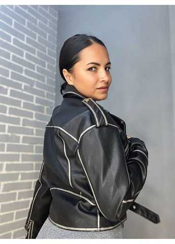 Чорна демісезонна куртка жіноча 2466 коротка косуха блискавки пояс варені шви екошкіра AFTF BASIC