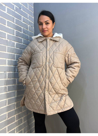 Бежевая демисезонная куртка женская 1870 длинная рубашка наложены карманы на кнопках трикотажный капюшон HAIZIYUAN