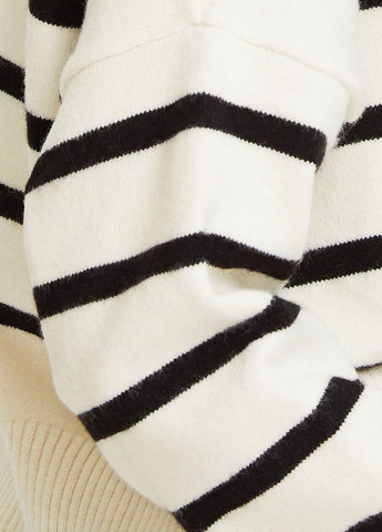 Черно-белый демисезонный свитер Bershka