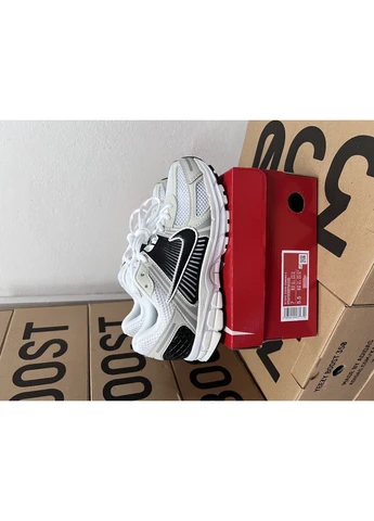 КРОССОВКИ ЖЕНСКИЕ NIKE VOMERO 5 WHITE / BLACK НАЙК ВОМЕРО РОАМ 5 No Brand чёрные демисезоны (368888211)