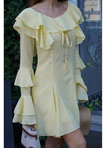 Желтое джинсовое платье женское однотонное светло-жёлтого цвета с баской Let's Shop однотонное