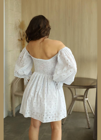 Белое кэжуал изысканное летнее платье с длинным рукавом с открытыми плечами Adelante однотонное