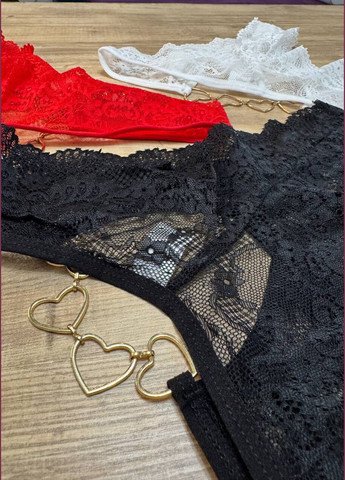 Мереживні трусики стрінги з декоративними сердечками жіноча нижня білизна з мережива металеві сердечка one size Cindylove (334013569)