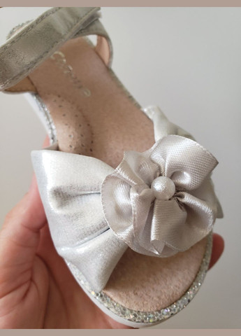 Серебряные босоножки на липучке No Brand