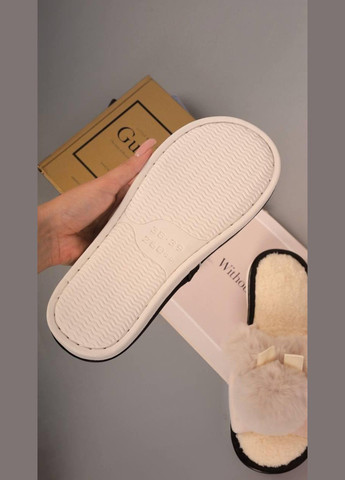 Бежевые тапочки комнатные женские бежевые No Brand с мехом, с помпонами, без декора