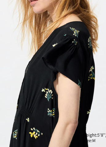 Бежевое платье Uniqlo с цветочным принтом