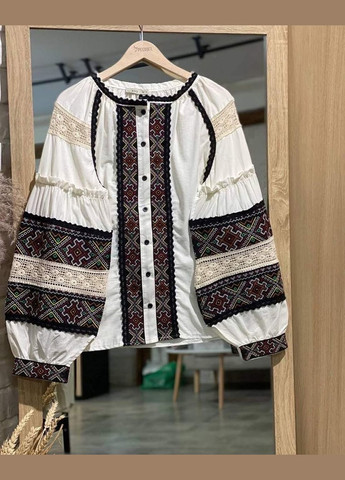 Біла сорочка-вишиванка на гудзиках із вставками кружева та машиною вишивкою у поєднанні двох технік шиття - « гладь» та « хрестик» ESQ (322247676)