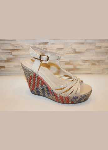 Босоніжки жіночі бежеві на танкетці Girnaive Літні босоніжки (329443195)