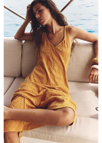 Оранжевое струящееся жаккардовое платье Zara