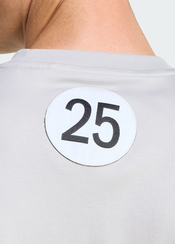 Сіра футболка mercedes - amg petronas formula one team silver arrows adidas