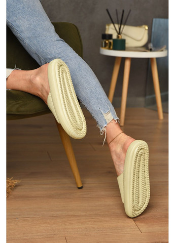 Шльопанці піна жіночі бежевого кольору Let's Shop (349444148)