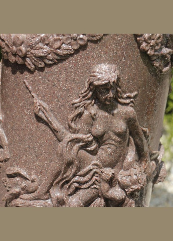 Садова скульптура Колона кругла з ангелами червоний граніт 81х39х39 см (ССПГ000031 ) Гранд Презент (285720635)